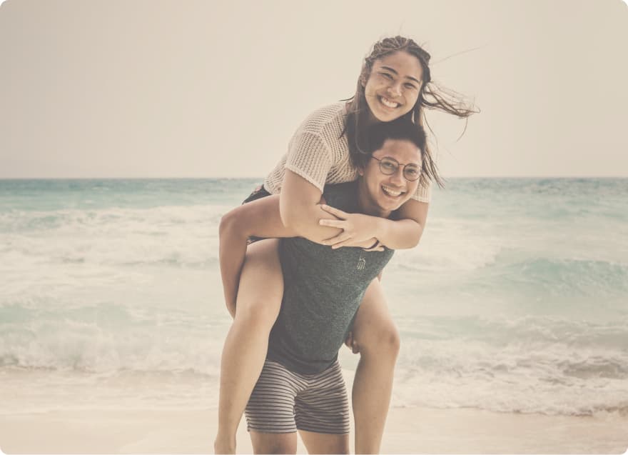 海にいる男女